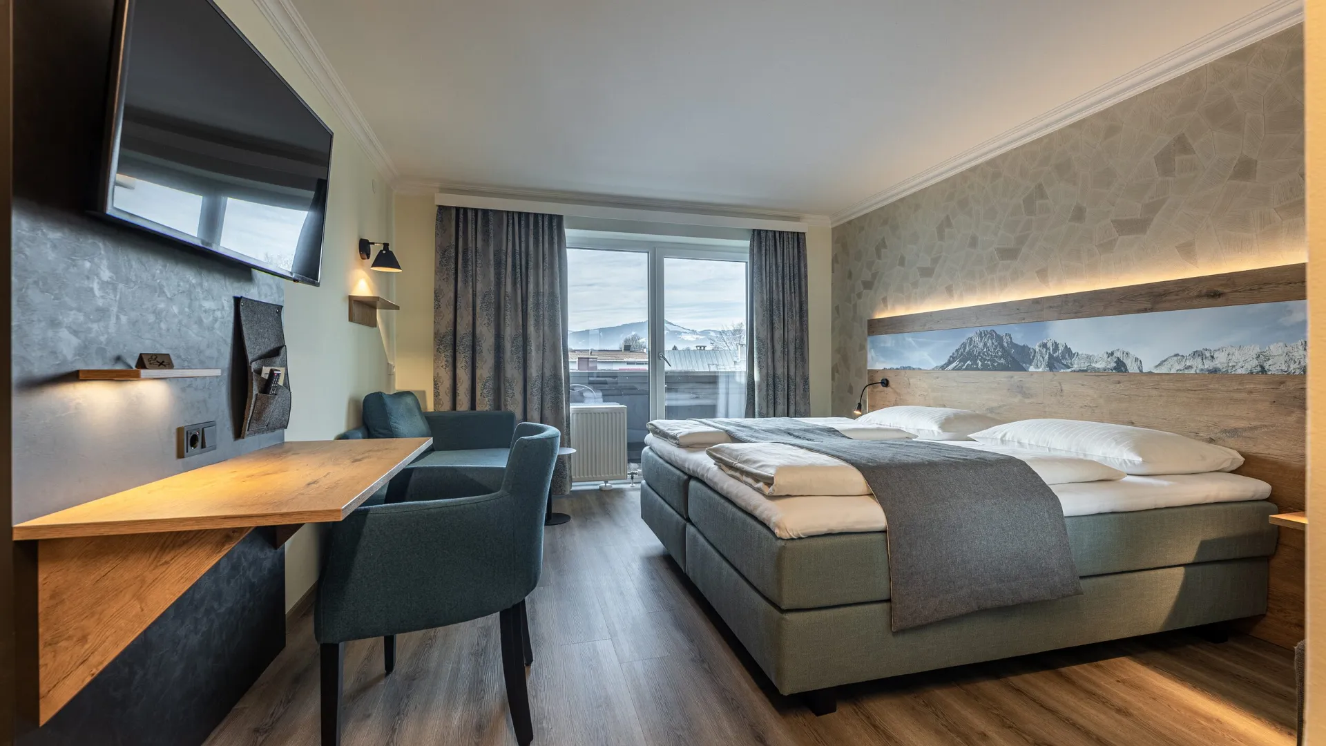 Doppelzimmer Kitzbüheler Horn mit Schreibtisch und Flat-TV