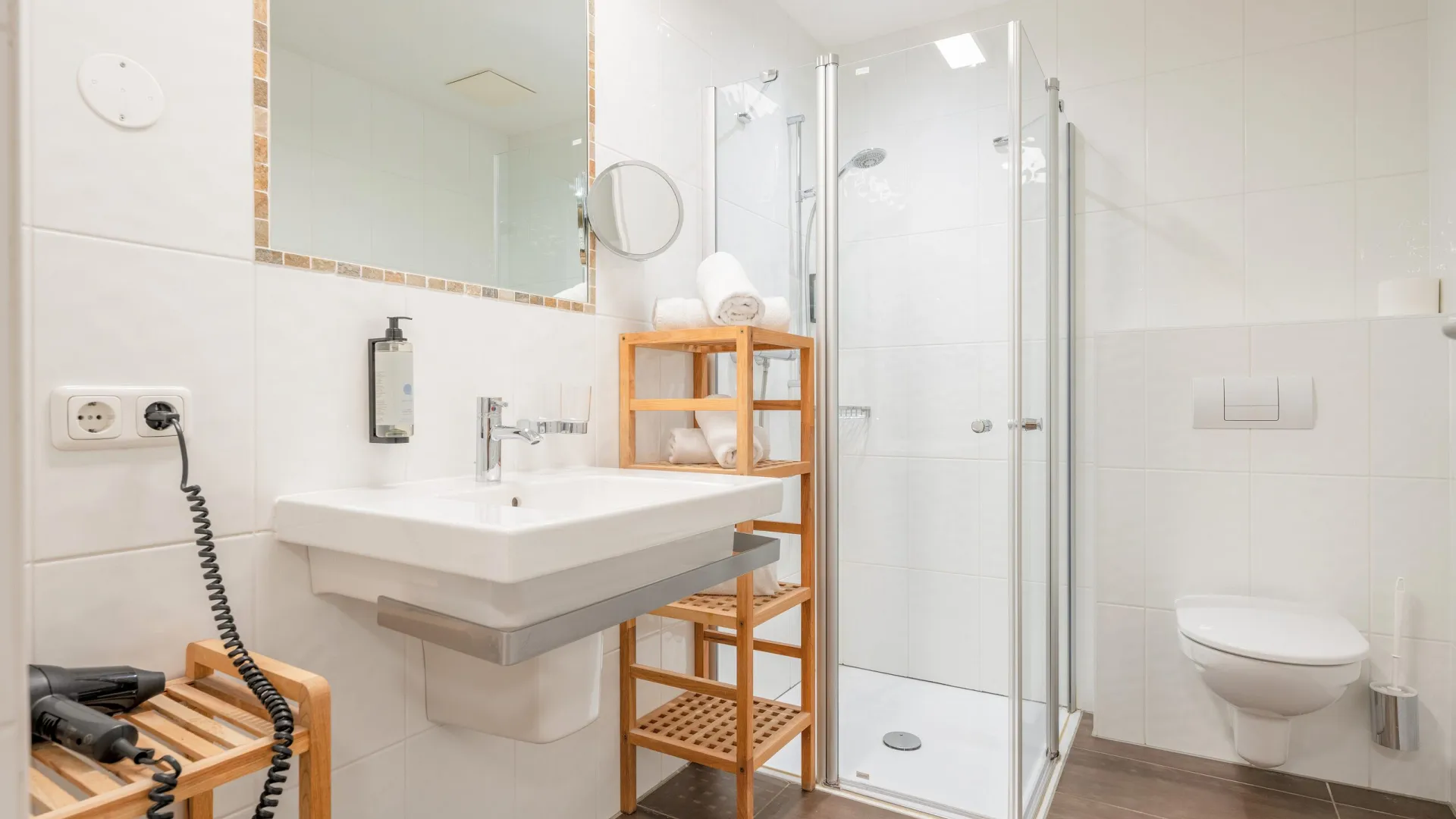 Badezimmer mit Dusche und Handtuchheizkörper