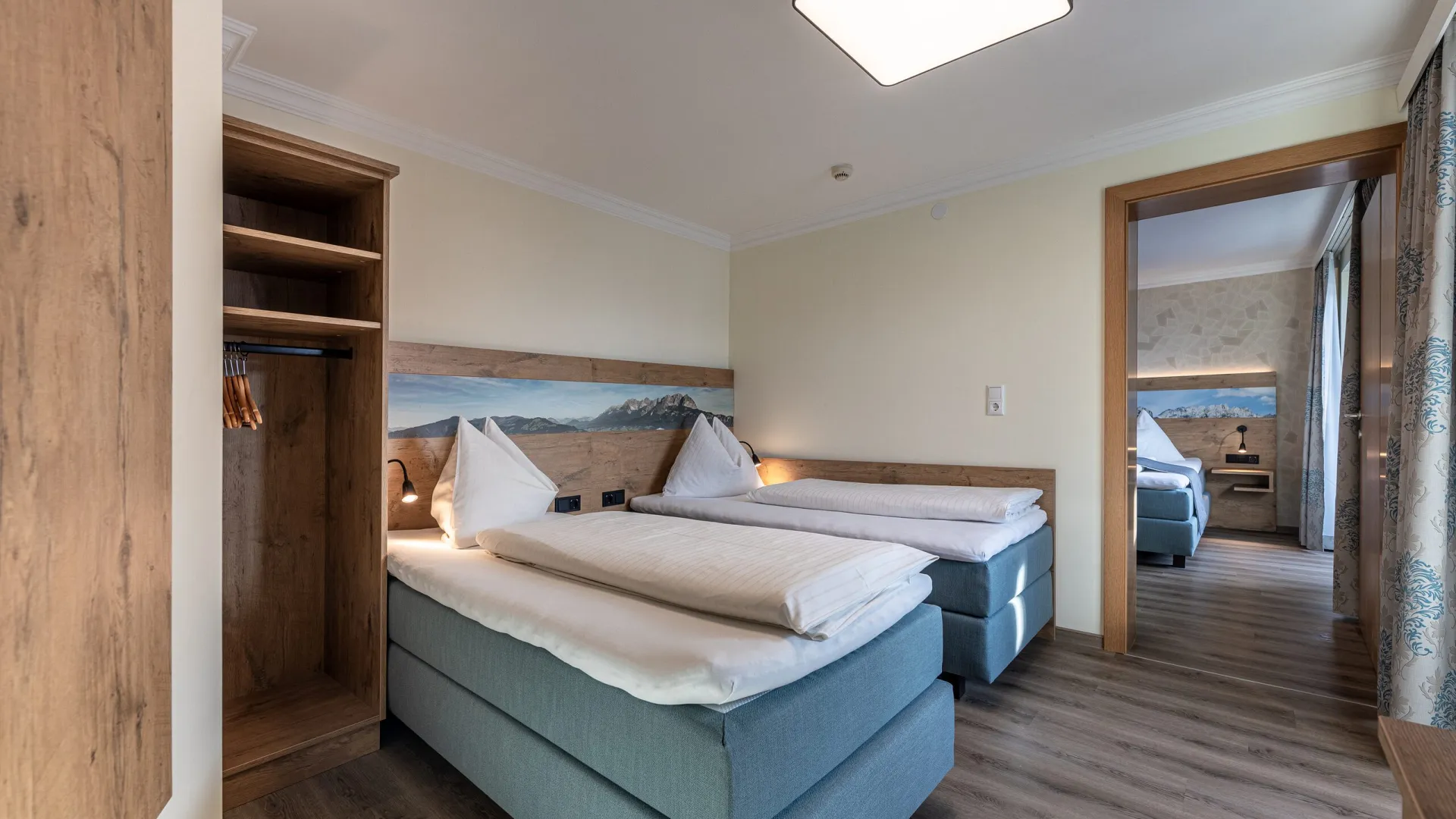 Zweites Schlafzimmer im Familienzimmer Kitzblick mit Verbindungstür