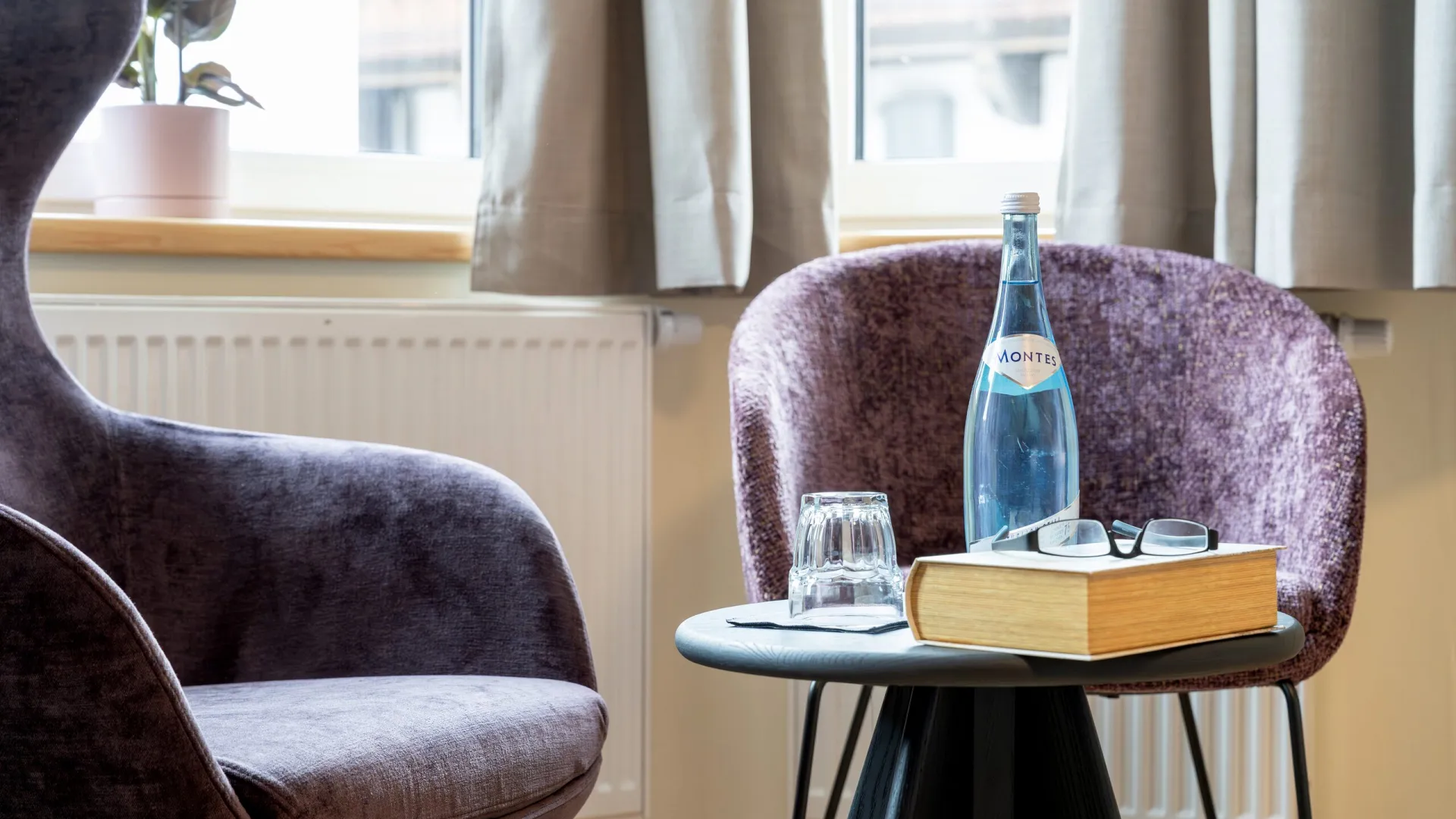 Sessel mit Beistelltisch im Doppelzimmer Wilder Kaiser