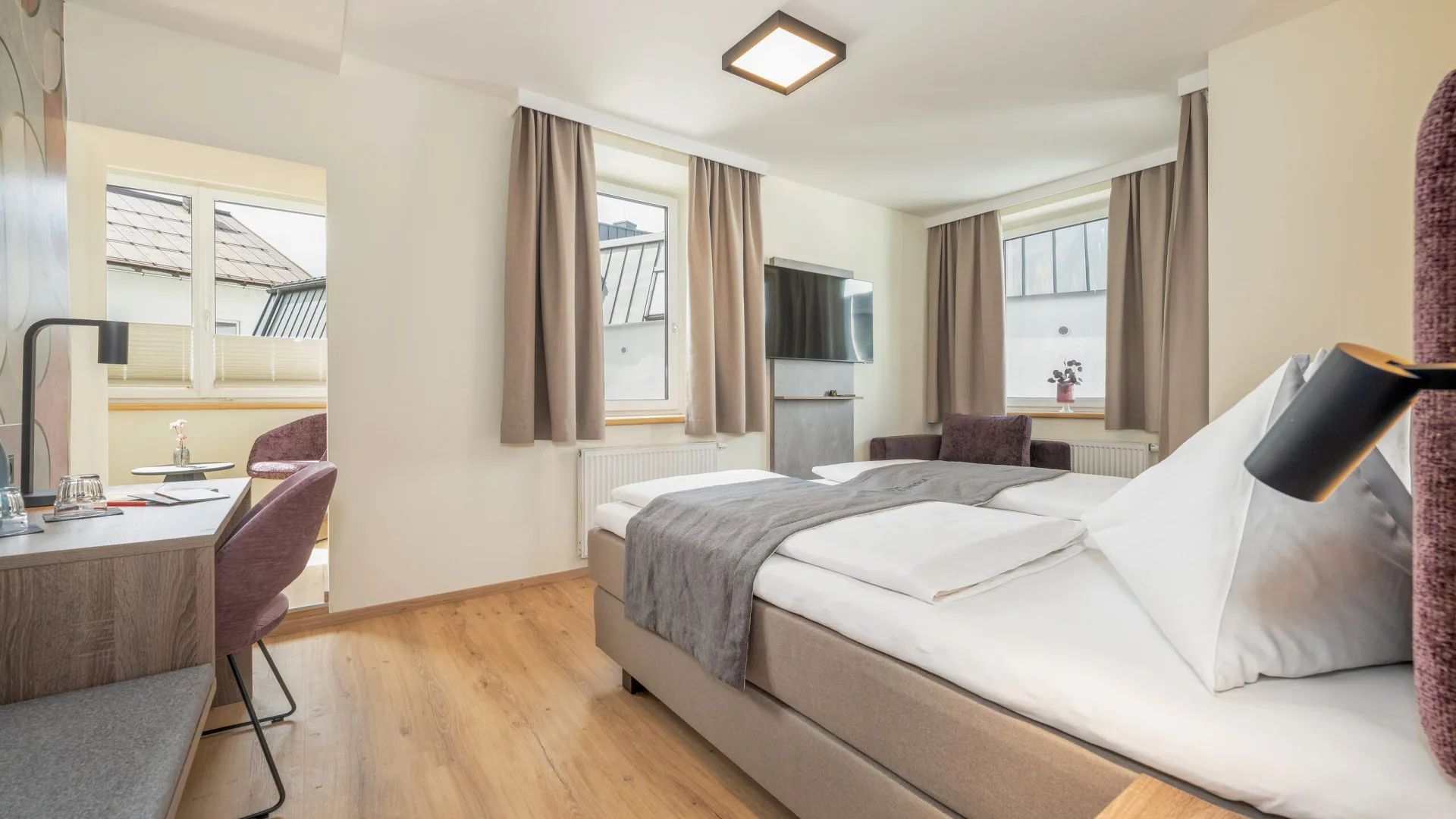 Doppelzimmer Wilder Kaiser mit Schreibtisch und Fenster