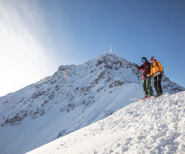 Skifahrer am Harschbichl in St. Johann in Tirol im Winter