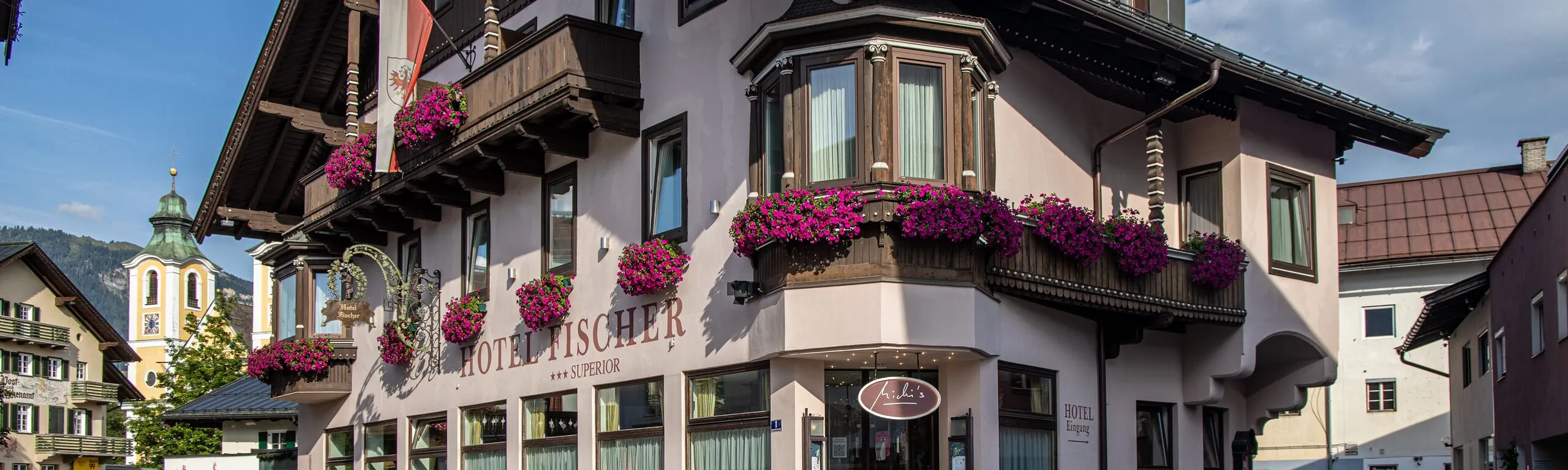 Hotel Fischer in der Fußgängerzone von St. Johann in Tirol im Sommer