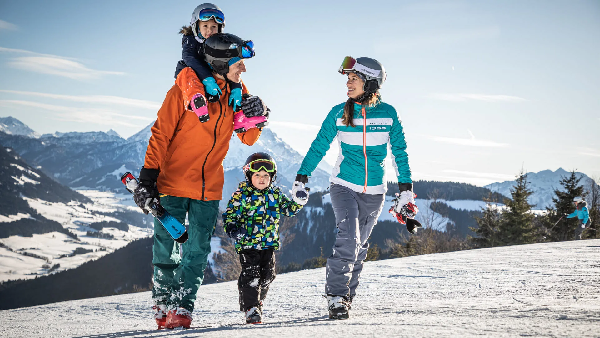 Familie mit zwei Kindern beim Winterwandern im Schnee