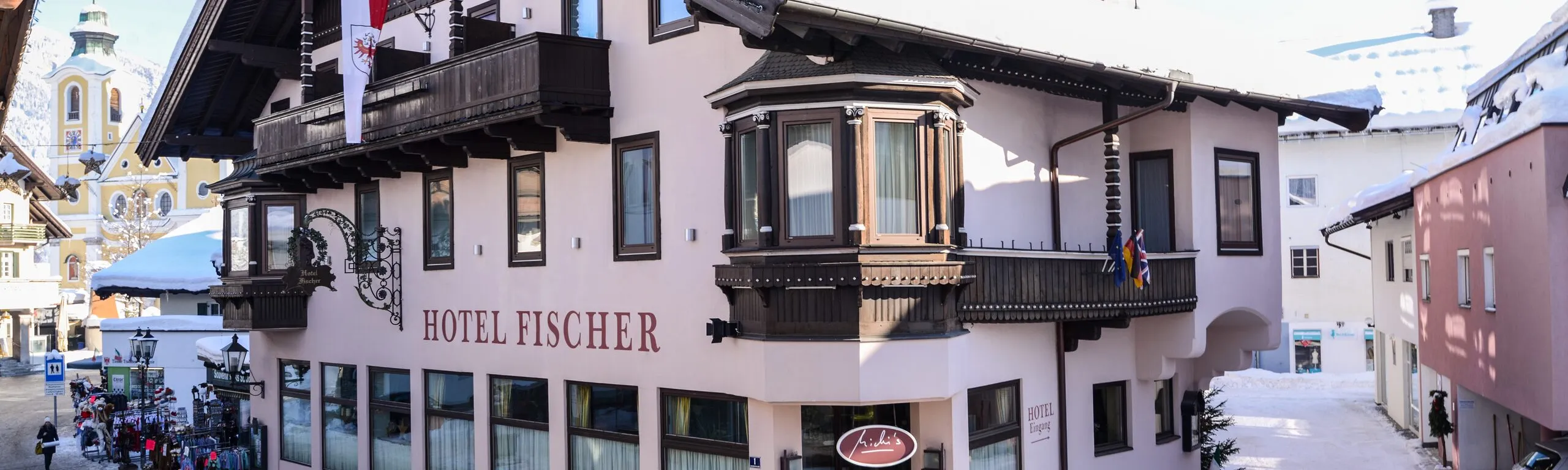 Hotel Fischer in der verschneiten Fußgängerzone von St. Johann in Tirol